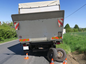 Dvě kola odletěla za jízdy z náklaďáku a poškodila osobní automobil