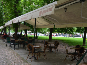 zahrádky restaurací v centru Plzně