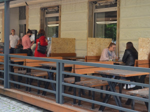 mechanické bariéry kvůli nařízeným rozestupům