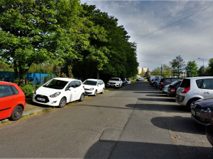 Místo živelného parkování U Borského parku vznikne 70 šikmých parkovacích stání