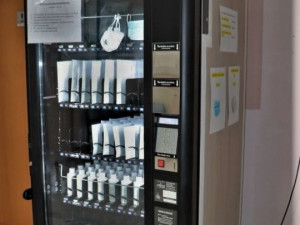 Radnice na Slovanech instalovala automat na roušky, respirátory a dezinfekci, zájem je značný
