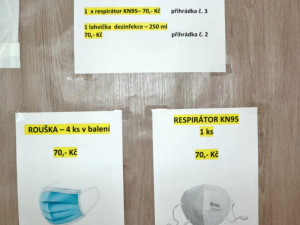 Radnice na Slovanech instalovala automat na roušky, respirátory a dezinfekci, zájem je značný