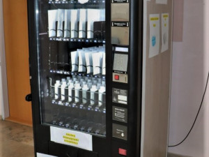Radnice na Slovanech instalovala automat na roušky, respirátory a dezinfekci, zájem je značný