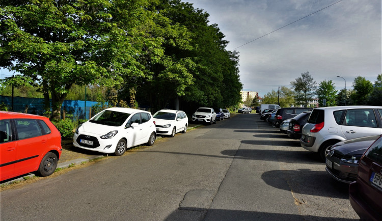 Živelné parkování na této ploše se změní, vzniknou zde šikmá parkovací místa