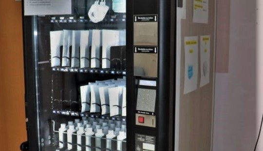 Automat na roušky, respirátory a dezinfekci mají na slovanské radnici