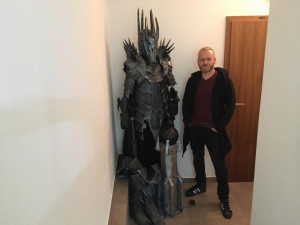 Jiří Baloun vedle kostýmu Saurona