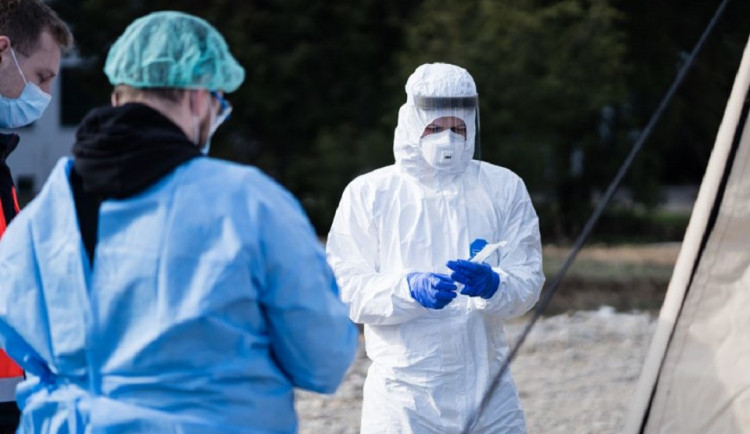 Mladí hrdinové v první linii. Brněnští studenti medicíny během jarní vlny odpracovali v boji s koronavirem 25 tisíc hodin