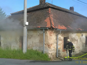 Čtyři jednotky hasičů likvidují požár zchátralého domu