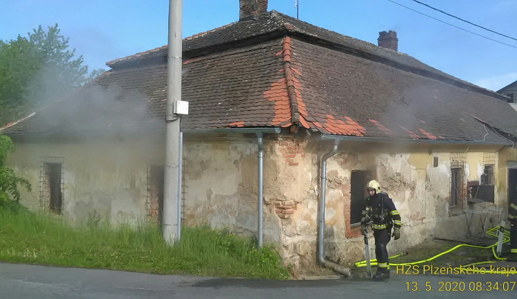Hasiči zasahují u požáru domu v Nepomuku-Dvorci