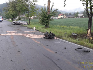 Z místa srážky dvou osobních automobilů utekla posádka jednoho vozu
