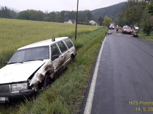 Z místa srážky dvou osobních automobilů utekla posádka jednoho vozu