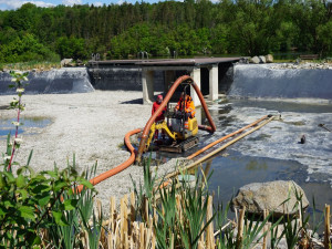 jezírko čistí speciální technika