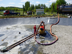 jezírko čistí speciální technika