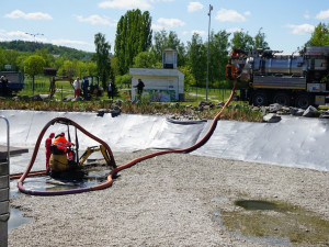 jezírko čistí speciální technika
