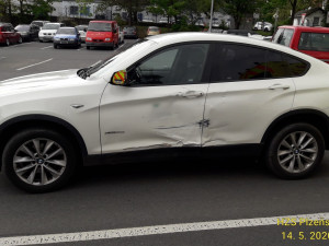 Řidička BMW nedala přednost motokráři, ten to napálil do levého předního  boku auta