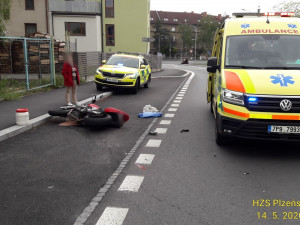 Řidička BMW nedala přednost motokráři, ten to napálil do levého předního  boku auta