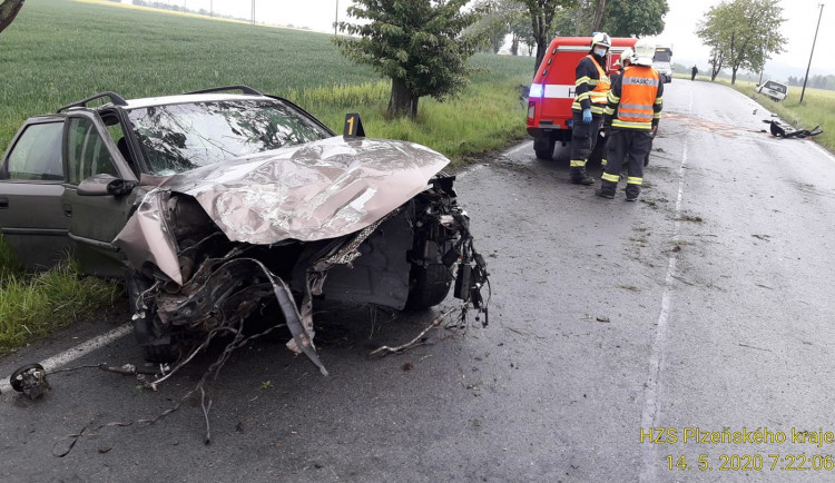 Na silnici se srazily dva osobní automobily