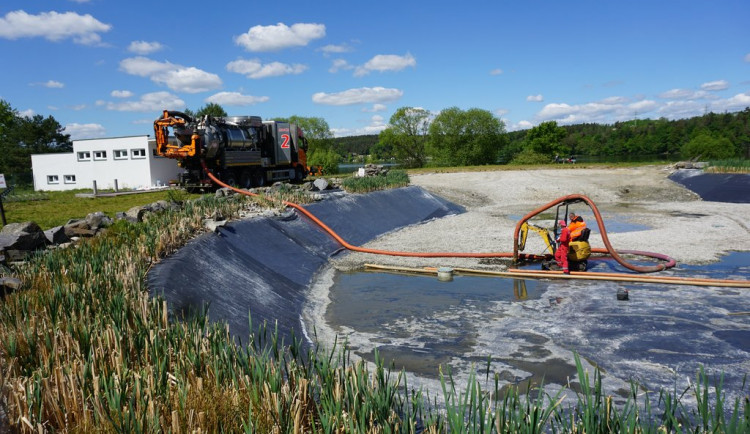 Na jezírku ve Škodalandu pracuje speciální technika