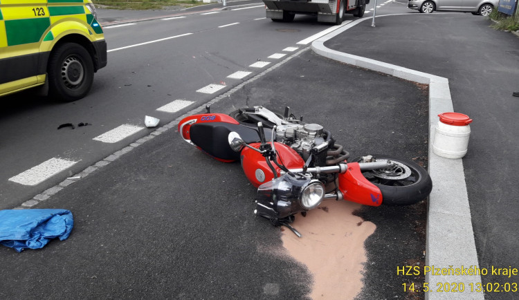 Motorkář jedoucí po hlavní ulici nedostal přednost od osobního automobilu