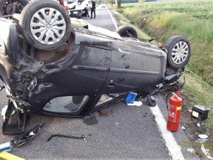 Zraněnou osobu z převráceného automobilu vyprostil hasič, který jel náhodou okolo