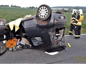 Zraněnou osobu z převráceného automobilu vyprostil hasič, který jel náhodou okolo