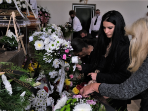 Slzy, pláč a smutek, lidé se loučili se čtyřmi obětmi tragické nehody na přejezdu