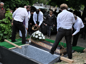 Slzy, pláč a smutek, lidé se loučili se čtyřmi obětmi tragické nehody na přejezdu