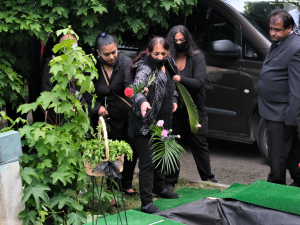 Slzy, pláč a smutek, lidé se loučili se čtyřmi obětmi tragické nehody na přejezdu