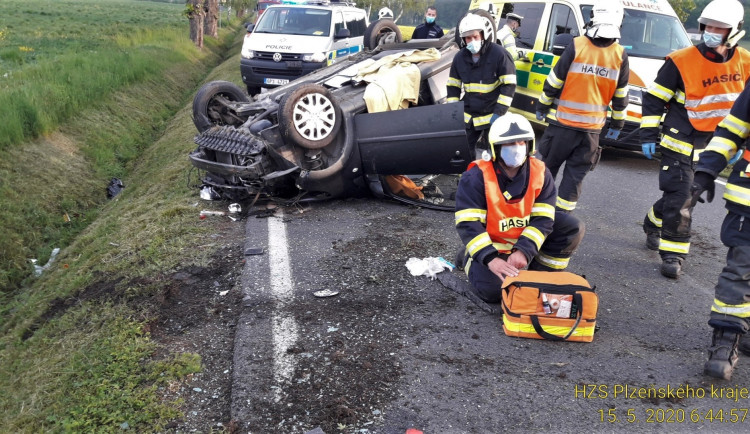 Auto se po karambolu převrátilo na střechu