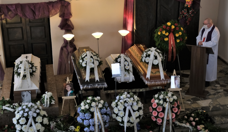 Ve smuteční síni byly vedle sebe čtyři rakve s obětmi tragické nehody