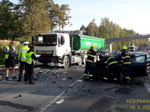 Střet náklaďáku s osobákem ochromil provoz na výjezdu z Plzně