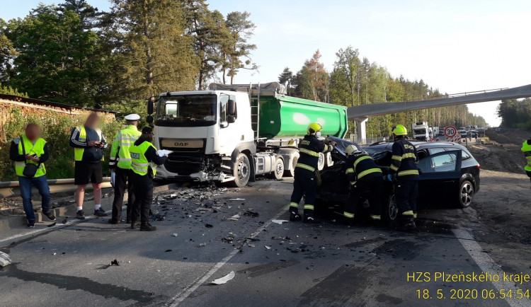 Osobák se střetl s náklaďákem těsně před nově budovanou lávkou u Kamenného rybníka