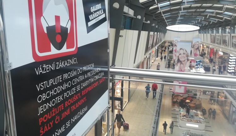 Nakupování se po stavu nouze vrací do normálu, přísná hygienická opatření však zůstávají
