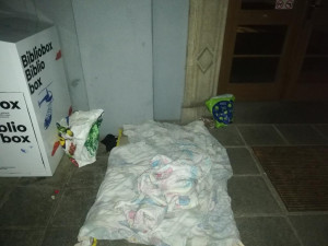 Otec roku! Opilý usnul na ulici. U sebe měl přitom svého šestiletého syna