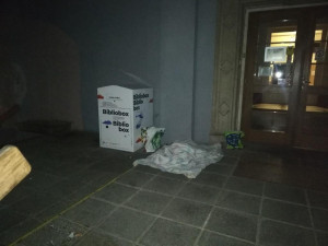 Otec roku! Opilý usnul na ulici. U sebe měl přitom svého šestiletého syna