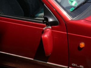 Vandalové bezdůvodně poničili zaparkovaná vozidla