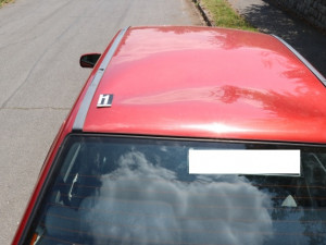 Vandalové bezdůvodně poničili zaparkovaná vozidla