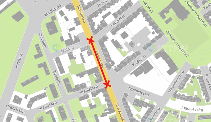 Opravy na Slovanské třídě probíhají v červeněn vyznačeném úseku křižovatek Jedlová – Hradišťská
