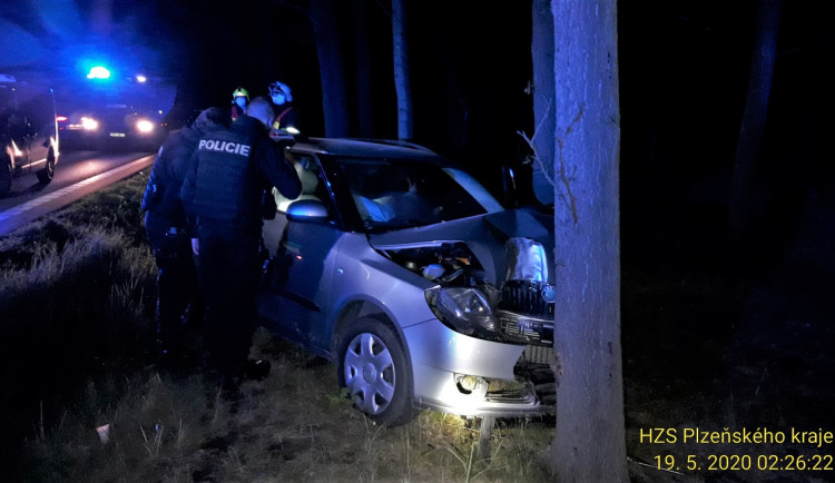 Opilá motoristka vyletěla ze silnice a zapíchla se do stromu
