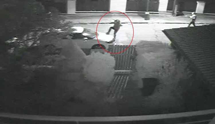 Vandalové bezdůvodně poničili zaparkovaná vozidla