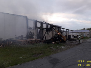Požár v zemědělském družstvu zcela zlikvidoval halu s uskladněným krmivem