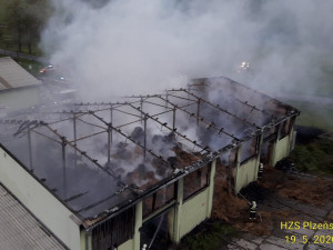 Požár v zemědělském družstvu zcela zlikvidoval halu s uskladněným krmivem