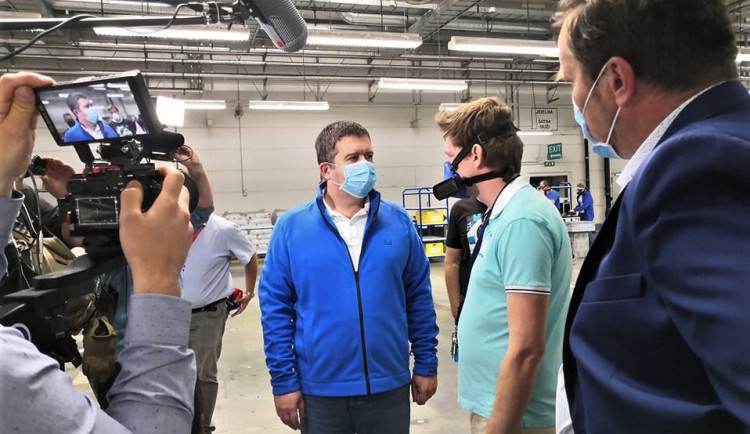 Ministr vnitra Jan Hamáček navštívil firmu vyrábějící unikátní nanomasky