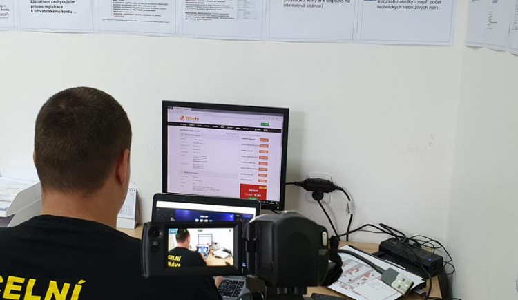 Celníci pátrají na internetu po nelegálních hazardních hernách