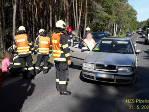 Srážka dvou automobilů ochromila provoz na silnici I/20 poblíž Chotíkova u Plzně