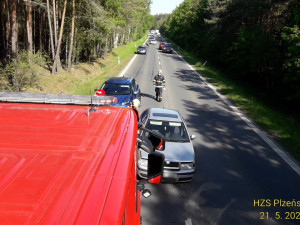 Srážka dvou automobilů ochromila provoz na silnici I/20 poblíž Chotíkova u Plzně