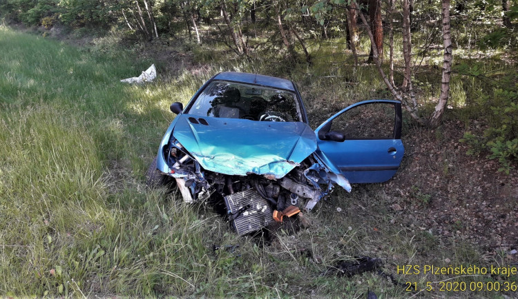 Jedno vozidlo skončilo po střetu mimo silnici