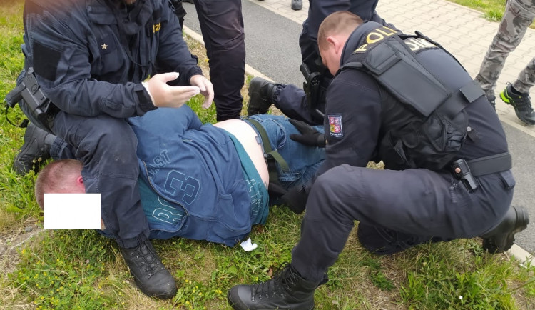 muž dvakrát vystřelil do vzduchu