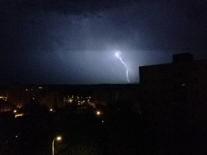 Jižní část Plzeňského kraje mají dnes odpoledne a večer zasáhnout bouřky a přívalové lijáky