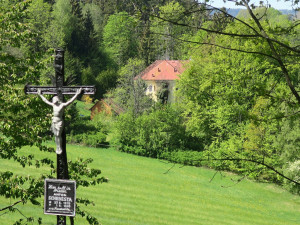 Šumavský kostelík na Mouřenci bude poprvé přenášet na internetu česko-německou mši